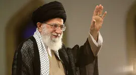 عکس سفر در زمان / تصاویر  رهبر شهید انقلاب در کنار ضریح امام رضا(ع) در دهه 60