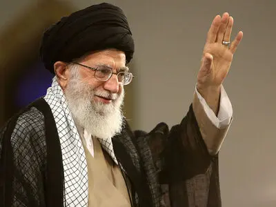 عکس سفر در زمان / تصاویر  رهبر شهید انقلاب در کنار ضریح امام رضا(ع) در دهه 60
