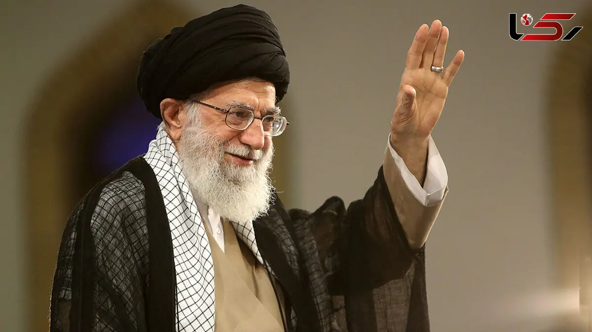 عکس سفر در زمان / تصاویر  رهبر شهید انقلاب در کنار ضریح امام رضا(ع) در دهه 60