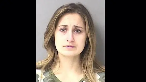 این خانم معلم بچه های مدرسه ابتدایی را عضو گروه ( 18+) کرده بود!+عکس