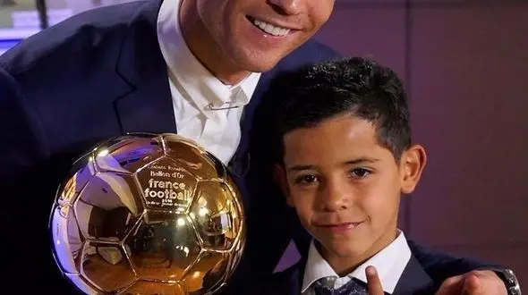 رونالدو: پسرم در آینده توپ طلا خواهد برد