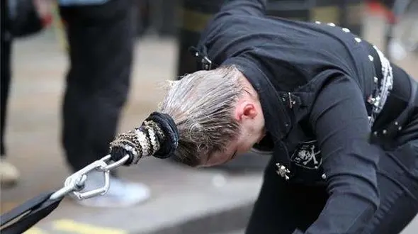 این دختر با موهایش ماشین دو و نیم تنی را کشید+عکس