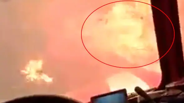 فیلم رانندگی وحشت آور در جاده ای در محاصره آتش و دود / ببینید