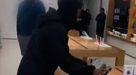 فیلم / یورش سارقان به جواهرفروشی وسط مرکز خرید