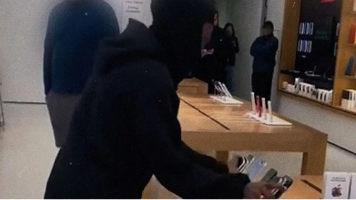 یورش سارقان به جواهرفروشی وسط مرکز خرید