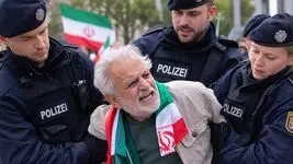 ببینید / یک مرد حامی ایران به شدت از پلیس آلمان کتک خورد + فیلم