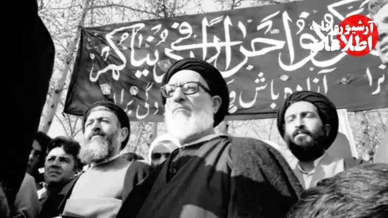 با خروج محمدرضا پهلوی و فرح دیبا از کشور در ۲۶ دی ۱۳۵۷ روند حوادث انقلاب اسلامی به سمت پیروزی سرعت بیشتری گرفت. مجموعه عکس‌هایی از روزهای ۲۶ و ۲۷ دی ۱۳۵۷ تماشا کنید که از نقاط مختلف تهران بعد از خروج شاه برداشته شده. 