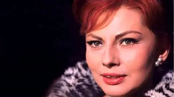 سفر به ایام قدیم سال 1369؛ ثریا پهلوی در حال پاریس گردی وقتی نزدیک 60 بود