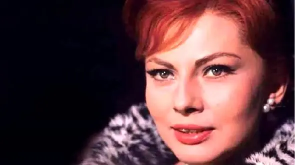 سفر به ایام قدیم سال 1369؛ ثریا پهلوی در حال پاریس گردی وقتی نزدیک 60 بود