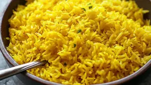 طرز تهیه پلو زردچوبه ساده و خوشرنگ؛ یک غذای طلایی و خوش‌ عطر