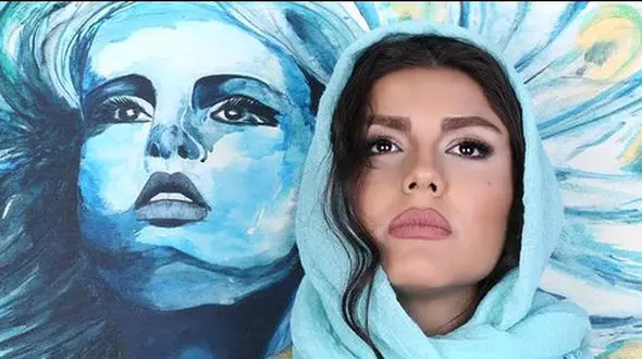  لباس  مدل سندبادی خانم بازیگر در کوه  