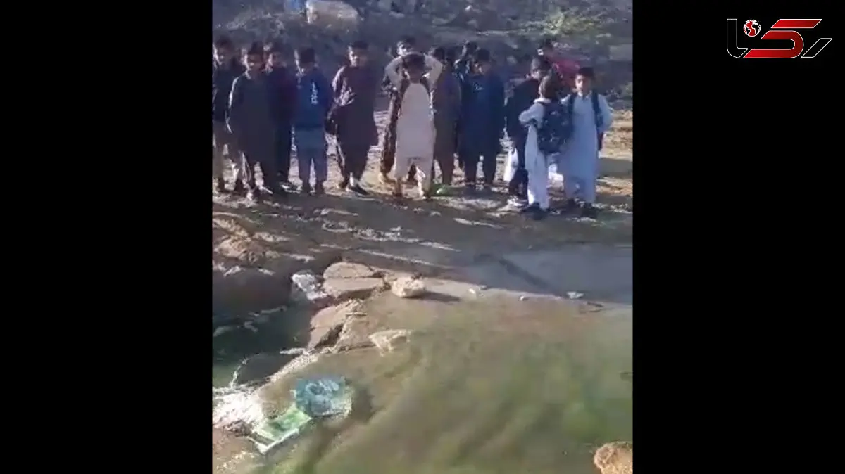 عبور دانش آموزان چابهار از آب فاضلاب برای رسیدن به مدرسه / زیرساخت‌های نامناسب، مسیر مدرسه کودکان چابهار را به خطر تبدیل کرد + فیلم