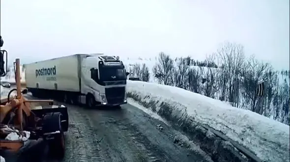 تصادف  کامیون با خودرو های راهداری / ببینید