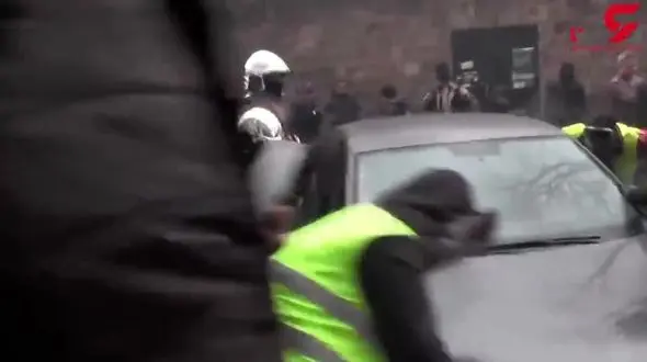 همکاری جلیقه زردها با ماموران آتش نشانی برای جلوگیری از آتش گرفتن یک خودرو + فیلم