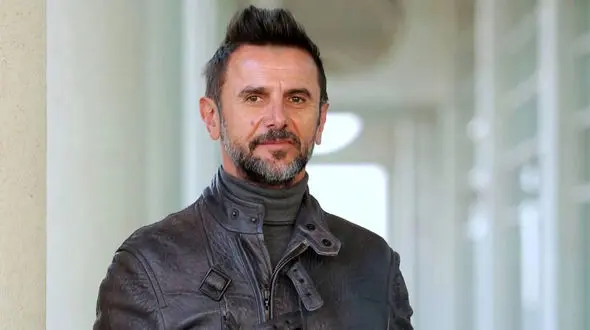 عکس فوق صمیمی امین حیایی با دختر غریبه / آقای بازیگر منشوری شد !