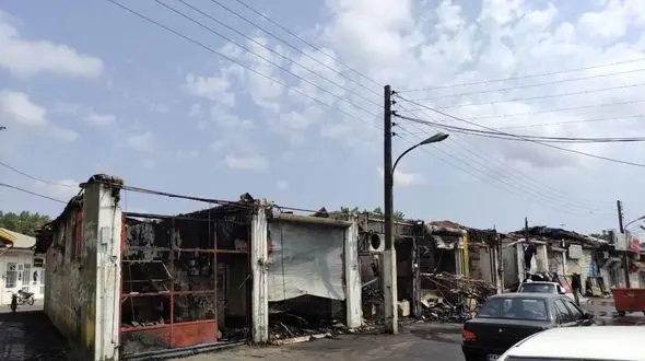 آتش سوزی گسترده در خمام ۱۵ مغازه را از بین برد + عکس