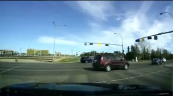 تصادف وحشتناک هنگام عبور از چراغ قرمز + فیلم و عکس