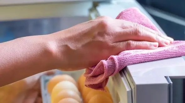 تمیز کردن بوی بد یخچال با ساده ترین روش