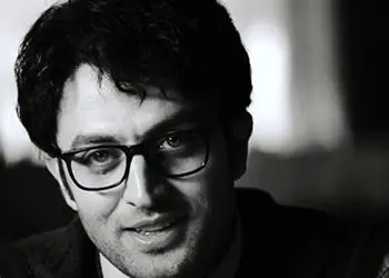 فیلم/ کسی قشنگ تر از مصطفی زمانی با سروده دلنشین مولانا نمیتونست صدای عشق باشه/ یک دست جام باده و یک دست جَعد یار، رقصی چنین میانهٔ میدانم آرزوست