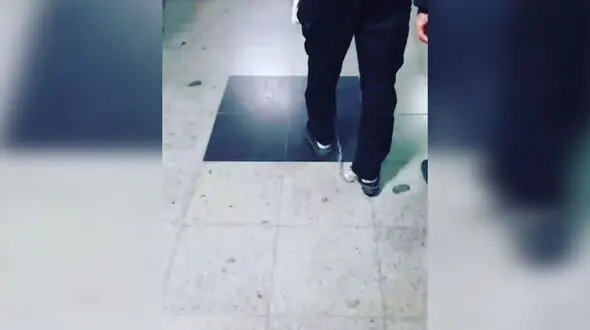 فیلم انتقال متهم تهرانی با پاهای زنجیر شده در مترو !