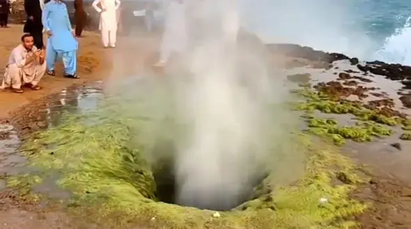 آبفشان زیبای ساحل چابهار را مشاهده کنید + فیلم 