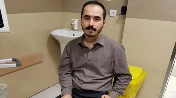 ماجرای حسین رونقی و شکستن دو پای این زندانی سیاسی + فیلم