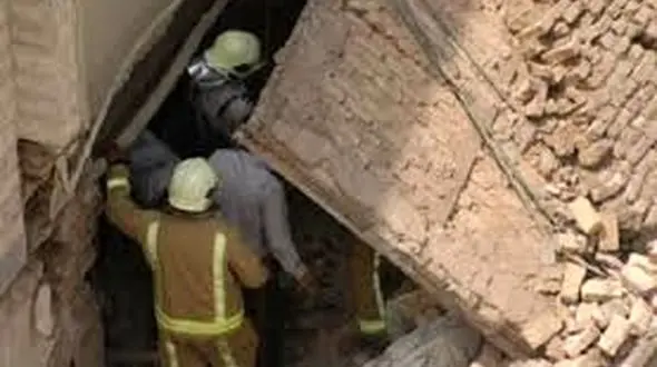 مرگ تلخ مرد میانسال بر اثر ریزش دیوار در اردستان +عکس 