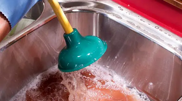 باز کردن لوله فاضلاب با یک محلول خانگی
