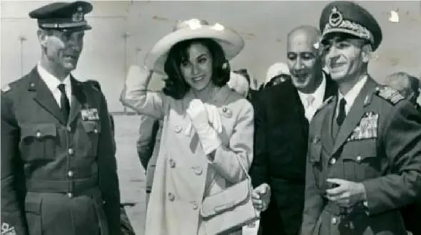 عکس سفر به ایام قدیم /  قمار بازی محمدرضا پهلوی و فرح دیبا با سگ کوچولویشان