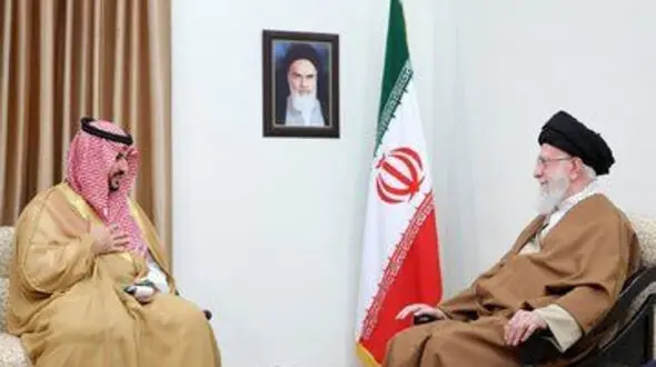 در بیت رهبری اینگونه از مهمانان پذیرایی می شود/ تشریفات دیپلماتیک در بیت چگونه است؟/ پرچم ایران در سمت راست رهبری قرار می‌گیرد