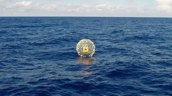 فیلم / ماجراجویی رضا بلوچی در سواحل فلوریدا / بازداشت مرد ایرانی به خاطر سفر با توپ بزرگ در دریا