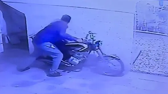 فیلم لحظه سرقت دزد خونسرد از پارکینگ / در خرمشهر رخ داد