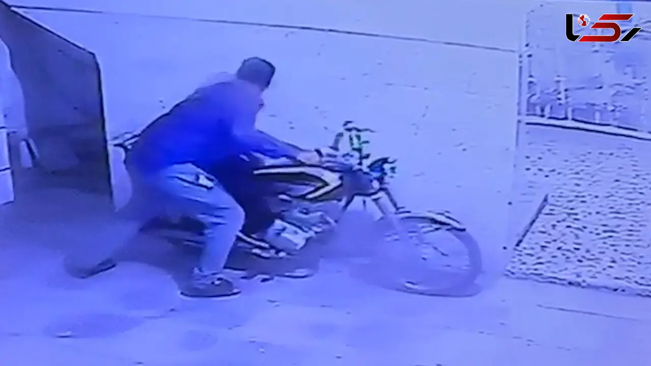 فیلم لحظه سرقت دزد خونسرد از پارکینگ / در خرمشهر رخ داد