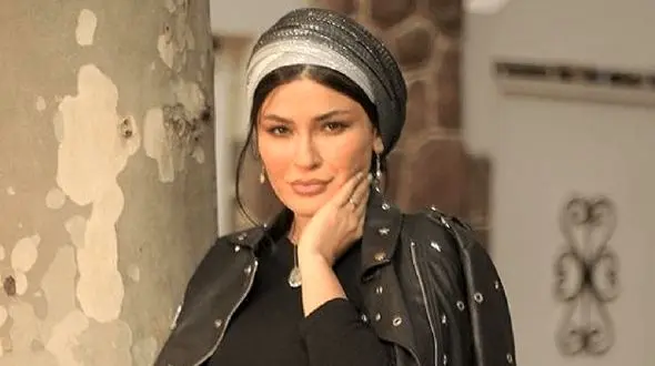 تیپ ناجور و بلاتکلیف شیوا طاهری که نصفش اسپرته نصف مجلسی!