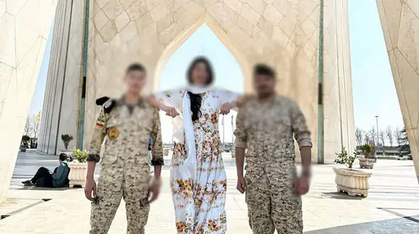 عکس جنجالی دختر قد بلند با 2 ارتشی در میدان آزادی تهران / این دختر کیست ؟!