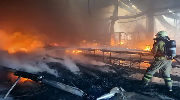 آتش سوزی هولناک در ساختمان 7 طبقه در شیراز / نجات اهالی ساختمان از محاصره آتش 