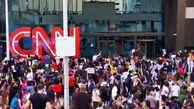 حمله به دفتر شبکه سی ان ان در آتلانتا توسط معترضان + فیلم