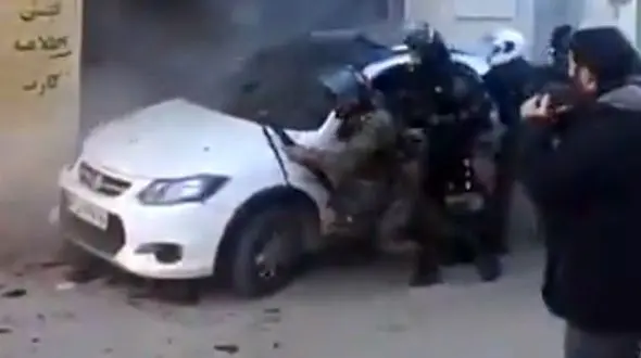 فیلم نجات یک ماشین از آتش گرفتن در جوار مغازه ای پر از آتش و دود توسط پلیس / نمایی دیگر از اعتراضات دی ماه