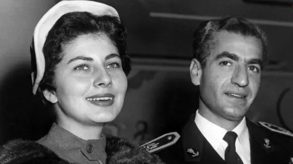 عکس سفر در زمان / «محمدرضا پهلوی و ثریا همسر دومش» در لباس عروس و دامادی  / مراسم شاهانه در سال 1329