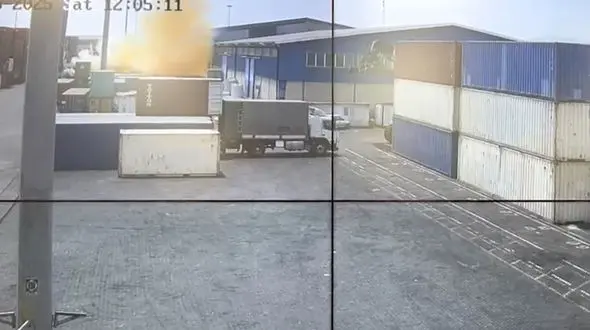 فیلمی که وزارت کشور منتشر کرد /  لحظه آغاز آتش سوزی قبل  انفجار در اسکله شهید رجایی و خونسردی کارکنان !