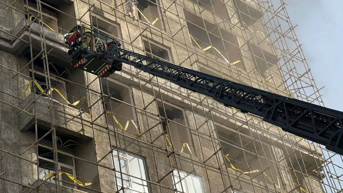 آتش سوزی هولناک در برج 20 طبقه بزرگراه همدانی / 30 زن و مرد از درون آتش نجات داده شدند + عکس و فیلم