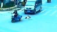 فیلم لحظه پرتاب شدن یک کودک از روی موتورسیکلت / مادر مقصر اصلی است