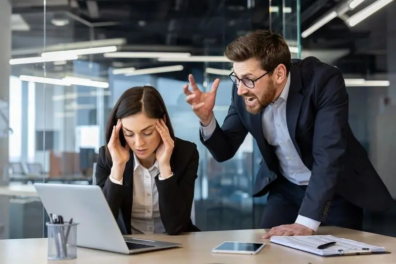 چگونه با تحقیر و بی احترامی در محیط کار مقابله کنیم؟ 1