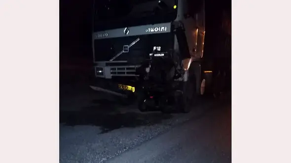 تصادف مرگبار کامیون و موتورسیکلت در خوزستان / 2 تن در دم جان باختند + عکس