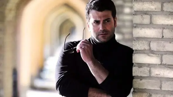 فیلم/  خوانندگی روزبه حصاری با آهنگ نوستالژی ای قشنگ‌تر از پریا تنها تو کوچه نریا ...../ به بچه مهندس سینما ایرانی نمی خورد با تیپ دهه شصت از خواننده قدیمی بخونه...