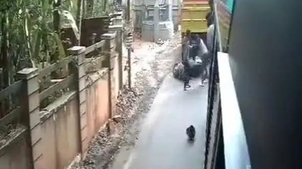 ببینید /  پشیمانی عزرائیل در آخرین لحظه / حرکت دیوانه‌وار موتورسوار و سرشاخ شدن با کامیون! + فیلم