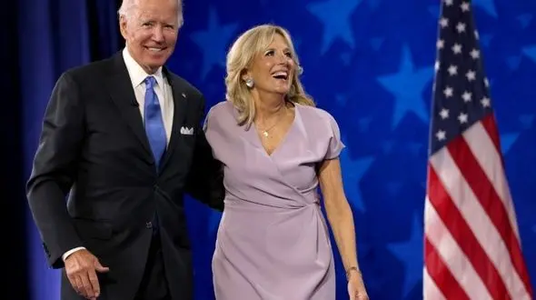 عکس / جوراب شلواری زن جو بایدن سوژه رسانه ها شد / طرح دار و شیشه ای