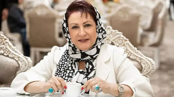 فیلم/نگاهی به چیدمان منزل شاهانه و سنتی «مریم امیرجلالی» بازیگر شام ایرانی / از صندلی راک و مبلمان کلاسیک تا فرش خوش‌ آب و رنگ و تابلوهای هنری و پرده‌های حریر