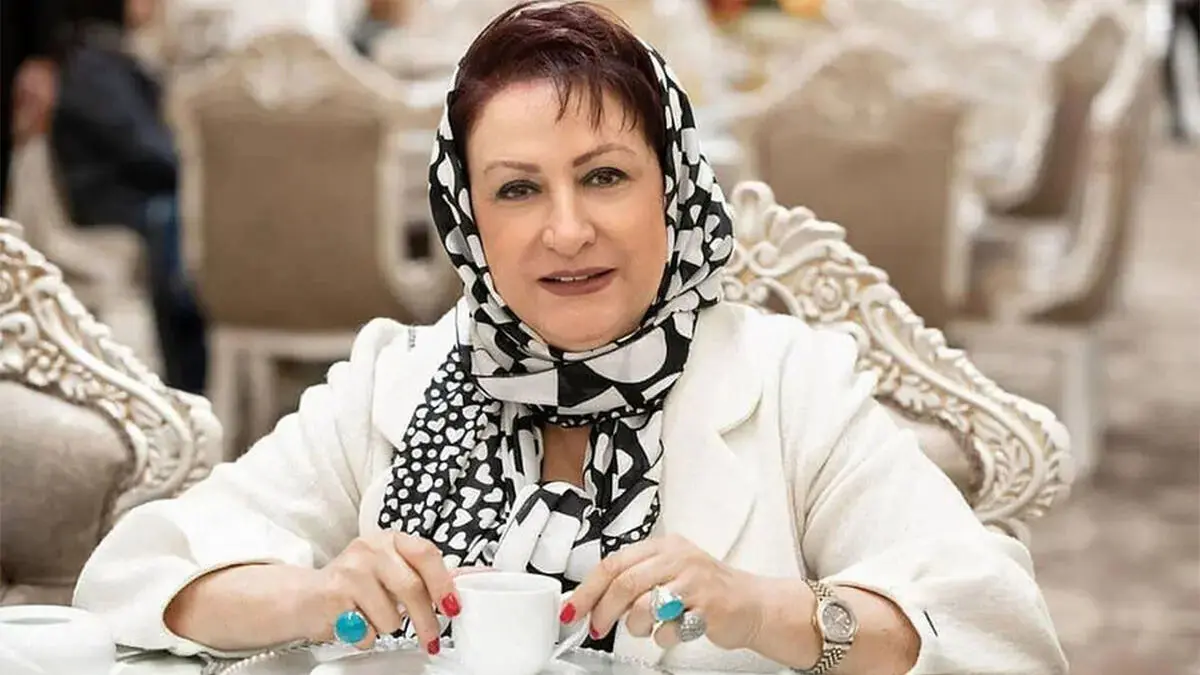 نگاهی به چیدمان منزل شاهانه و سنتی «مریم امیرجلالی» بازیگر شام ایرانی / از صندلی راک و مبلمان کلاسیک تا فرش خوش‌ آب و رنگ و تابلوهای هنری و پرده‌های حریر