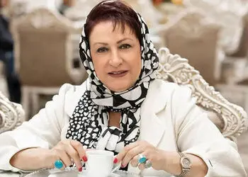 فیلم/نگاهی به چیدمان منزل شاهانه و سنتی «مریم امیرجلالی» بازیگر شام ایرانی / از صندلی راک و مبلمان کلاسیک تا فرش خوش‌ آب و رنگ و تابلوهای هنری و پرده‌های حریر